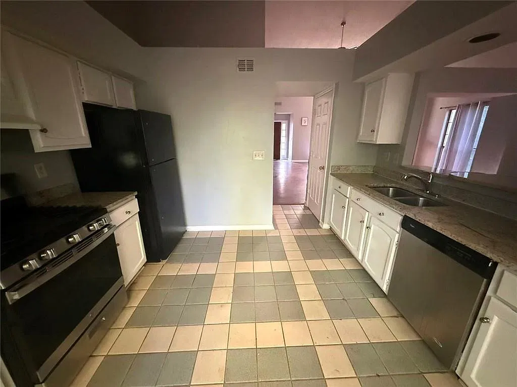 3 bed, 2.5 bath, 1797 sqft, $2,050 — Photo 3