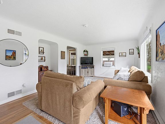3rd image of 2537 Wood Ave