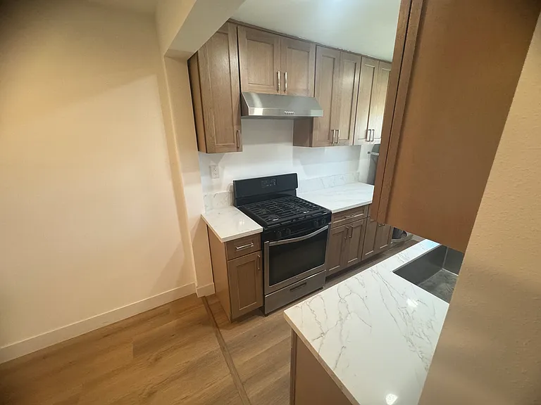 516 W 109th St #B — Photo 8