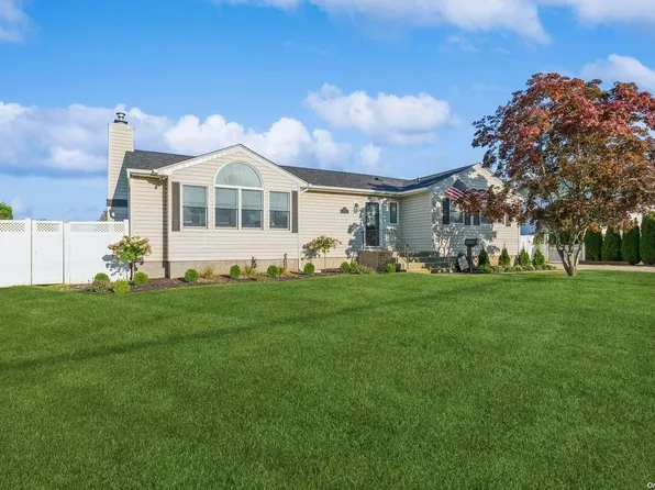 23 Nassau Avenue, West Babylon, NY 11704