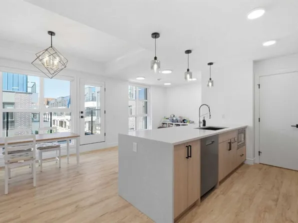 4270 SE Norford Ave NW #304, Calgary, AB T3B 6M2