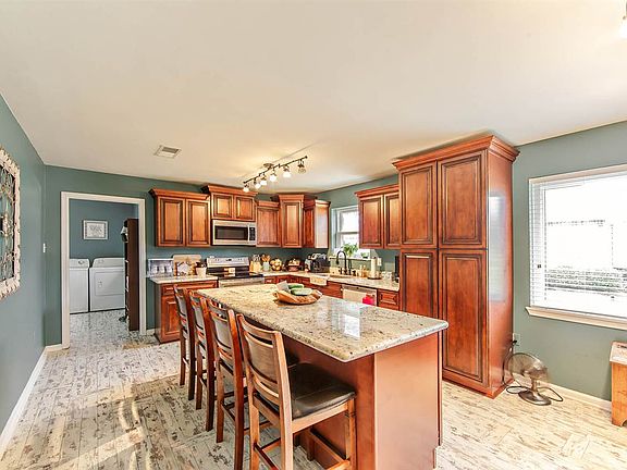 3rd image of 103 E Killarney Dr