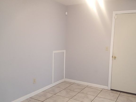 5th image of 814 NW Oaklawn Ter