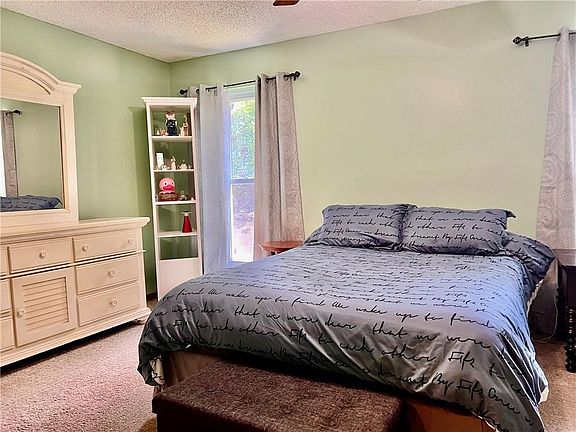 3rd image of 140 E Nelson Cir