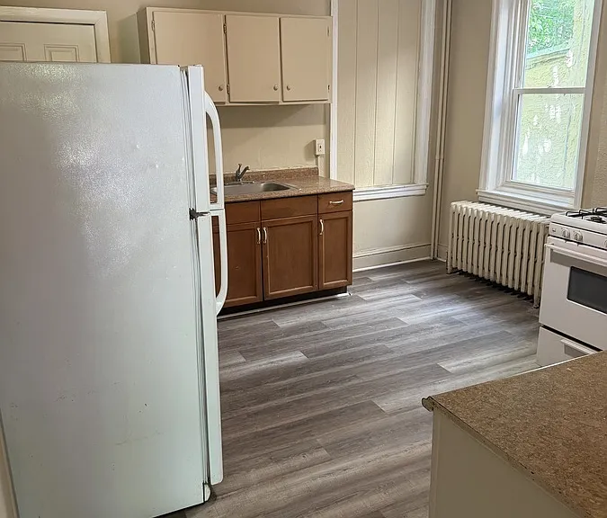 412 E Oak St — Photo 3