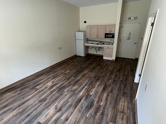 2nd image of 190 Kings Hwy