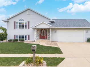 703 N Cimmeron Dr, Pontiac, IL 61764