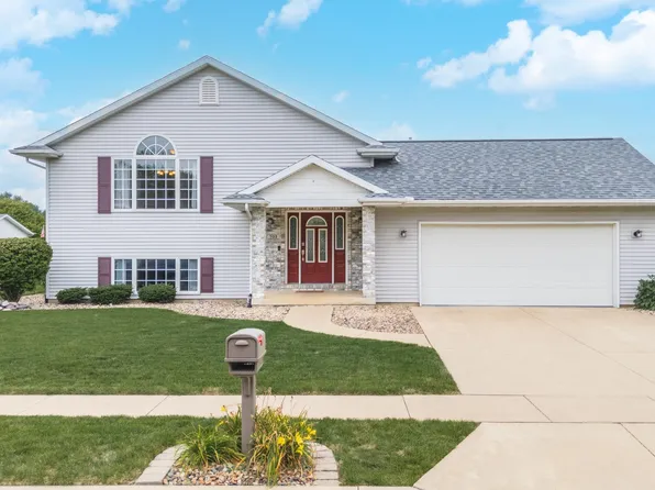 703 N Cimmeron Dr, Pontiac, IL 61764