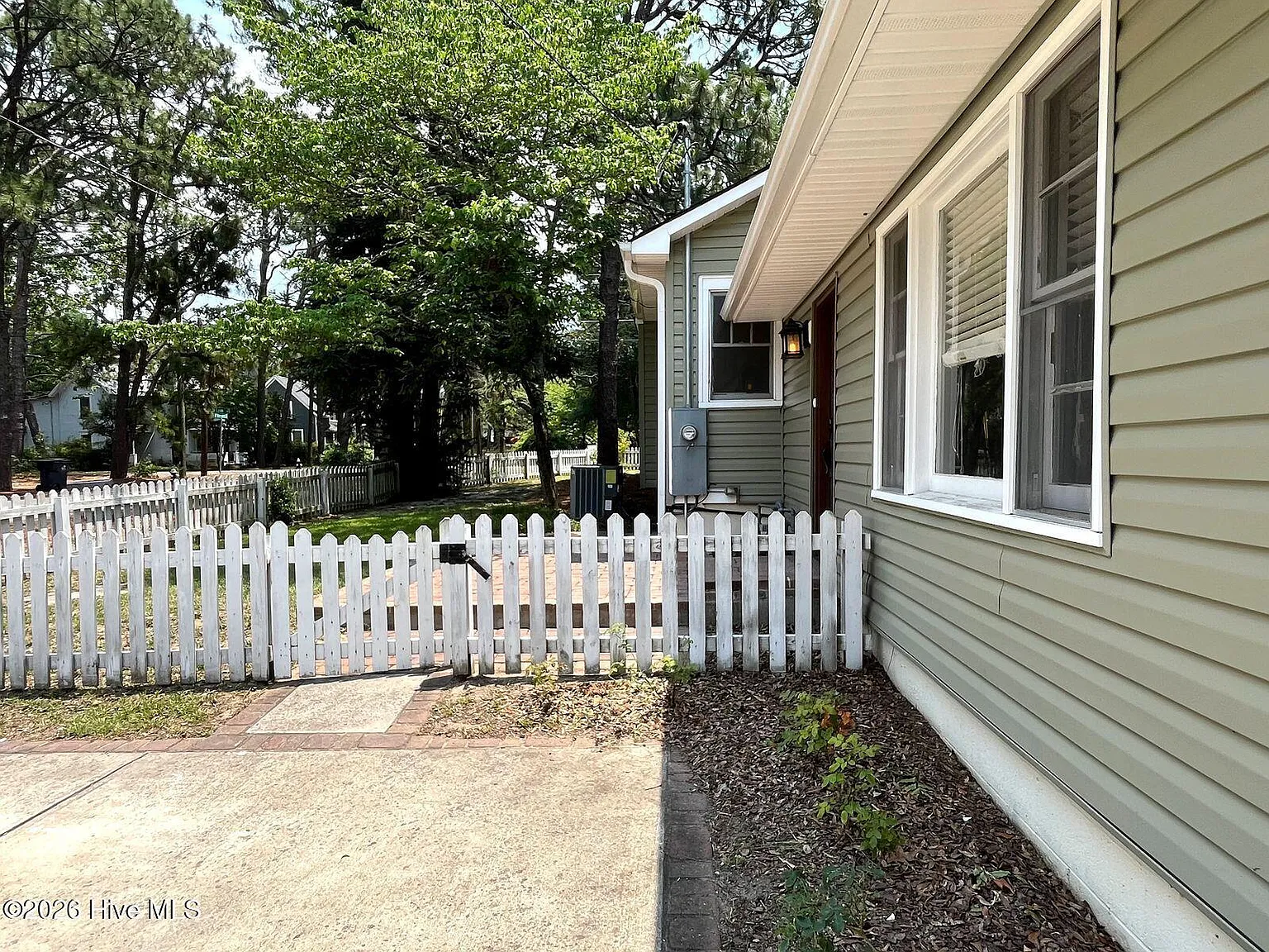 3 bed, 2.0 bath, 1276 sqft, $1,800 — Photo 2
