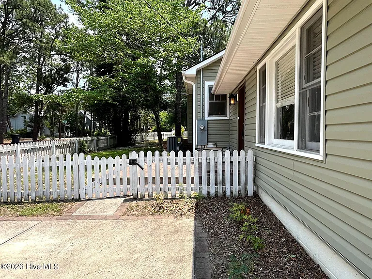 380 N Leak St — Photo 2
