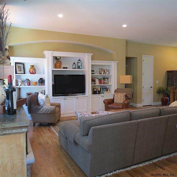 4th image of 8 CHANTREY Boulevard