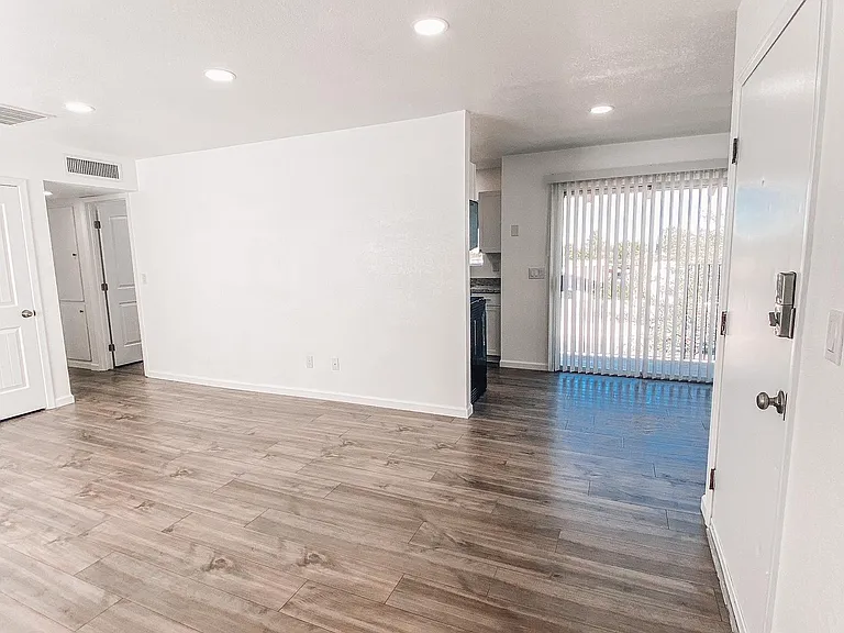 4431 Plaza Vis #D — Photo 6