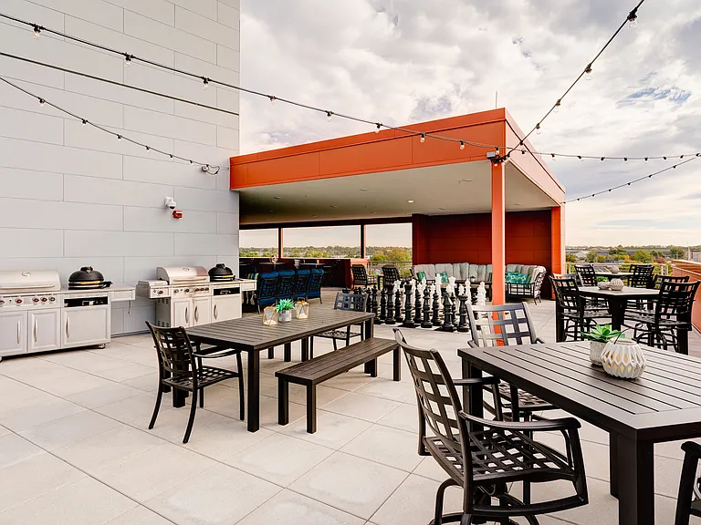 Roof top patio w/ amazing views of the city skyline