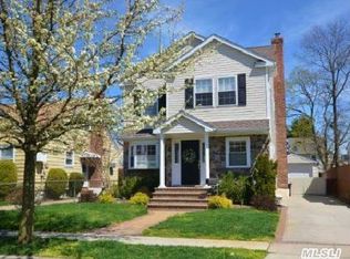 215 Campbell Ave, Williston Park, NY 11596