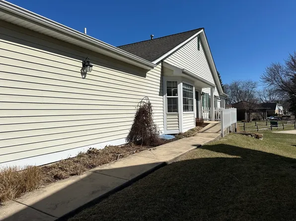 329 Normandie Dr, Sugar Grove, IL 60554