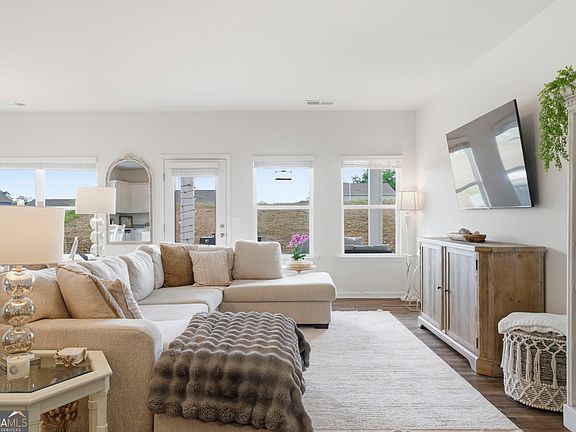5th image of 93 Royal Oak Dr NE