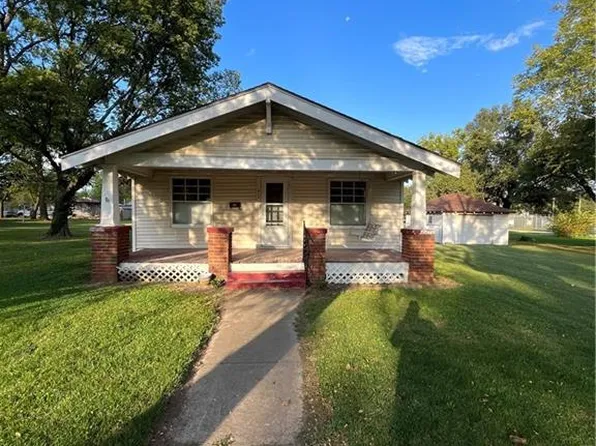 412 N 9th St, Humboldt, KS 66748