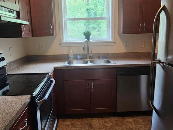 2nd image of 1254 Chateau Dr