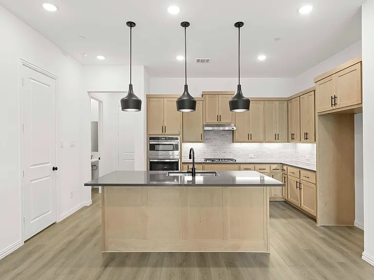 1215 Daybreak Dr — Photo 3