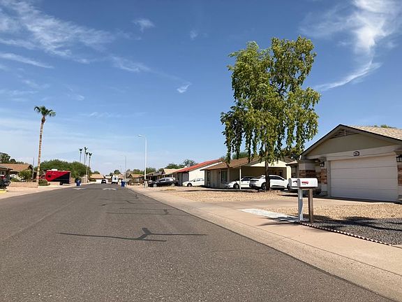 Exterior Neighborhood (street photo)