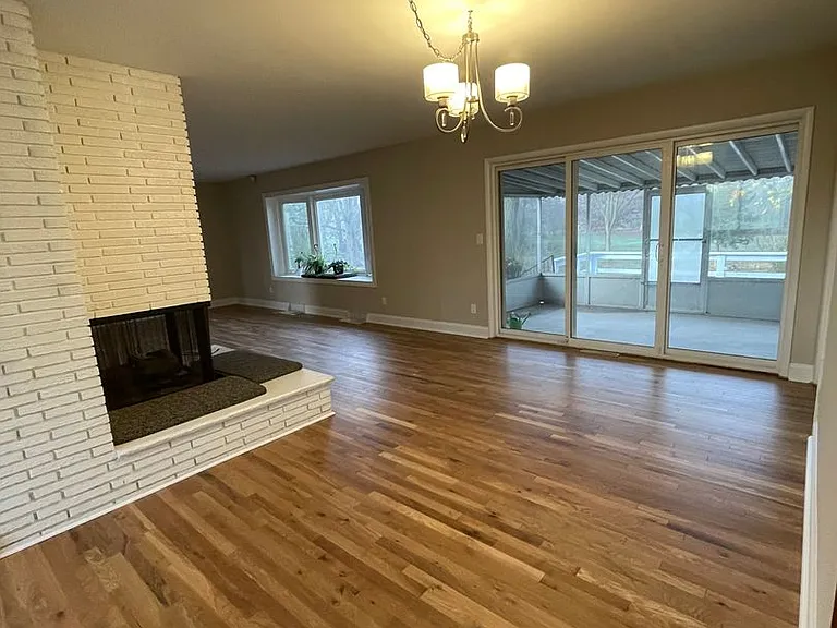 3212 Charing Cross Rd — Photo 30