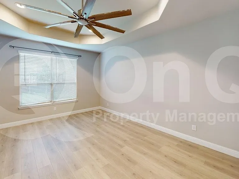 1005 Whitehall Ln — Photo 9