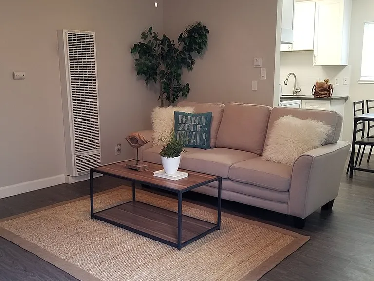 2412 Q St — Photo 3