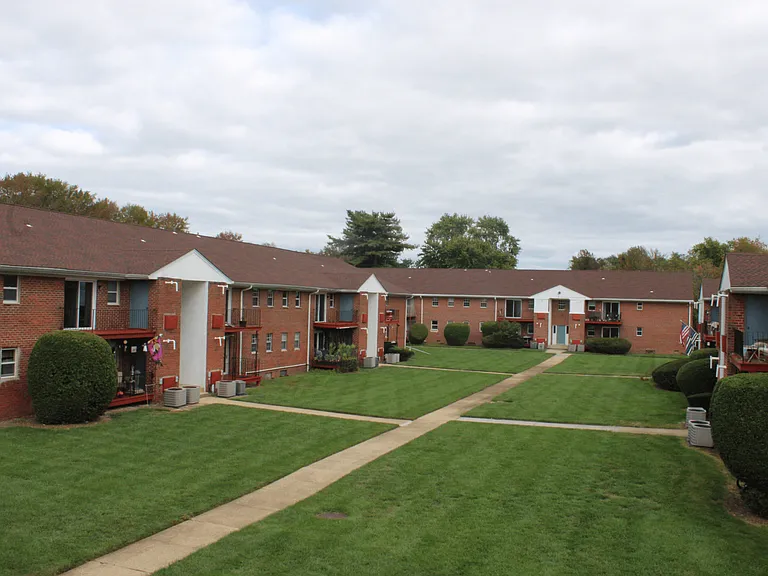 Farmingdale Gardens — Photo 8
