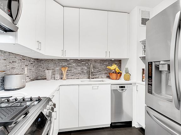 4th image of 145 E 15th St APT 9L