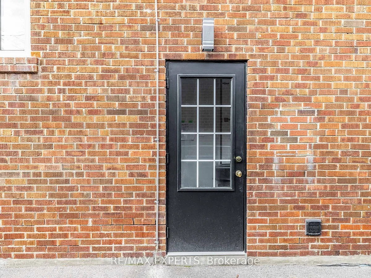 Building Photo - 2103 Avenue Rd #BASEMENT