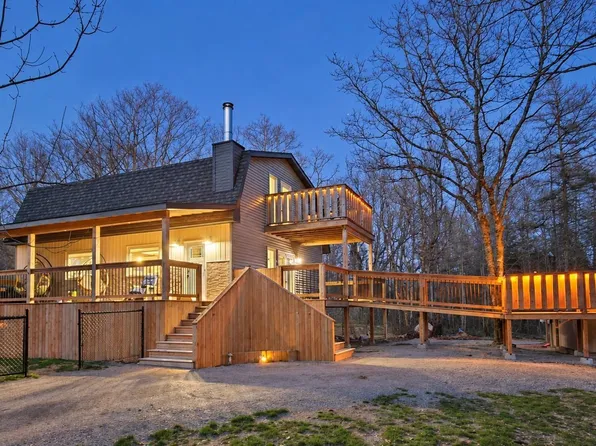 67 Oak Ln, Shelburne, NS B0W 1E0