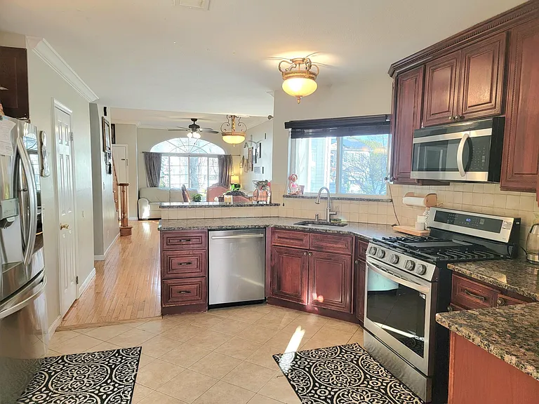 606 Main St #1 — Photo 6