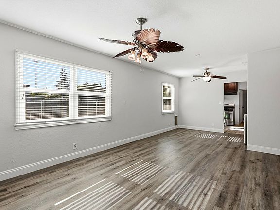 5th image of 2940 Walnut Ave