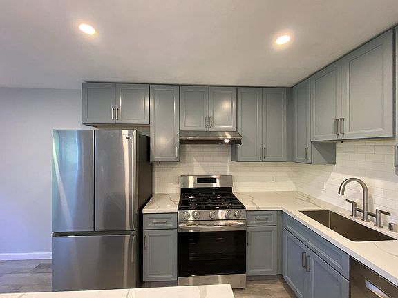 2nd image of 1855 Oak St #4