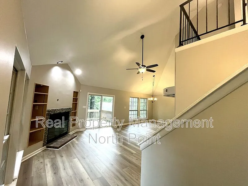 3 bed, 2.0 bath, 1923 sqft, $2,395 — Photo 3