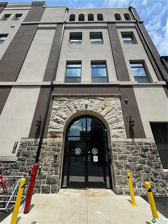 2 bed, 711 sqft, $2,100 — Photo 2