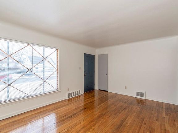 5th image of 13912 York Blvd