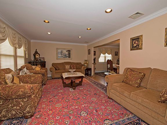 3rd image of 2154 Poe Ave