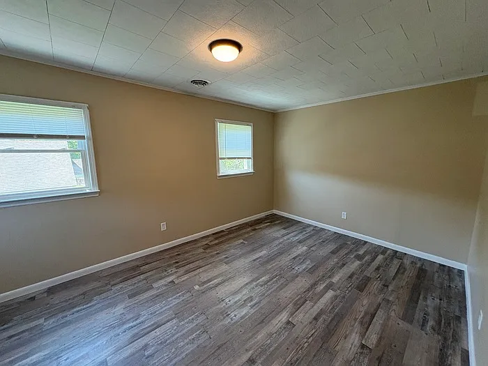 4 bed, 2.0 bath, 1940 sqft, $1,300 — Photo 2