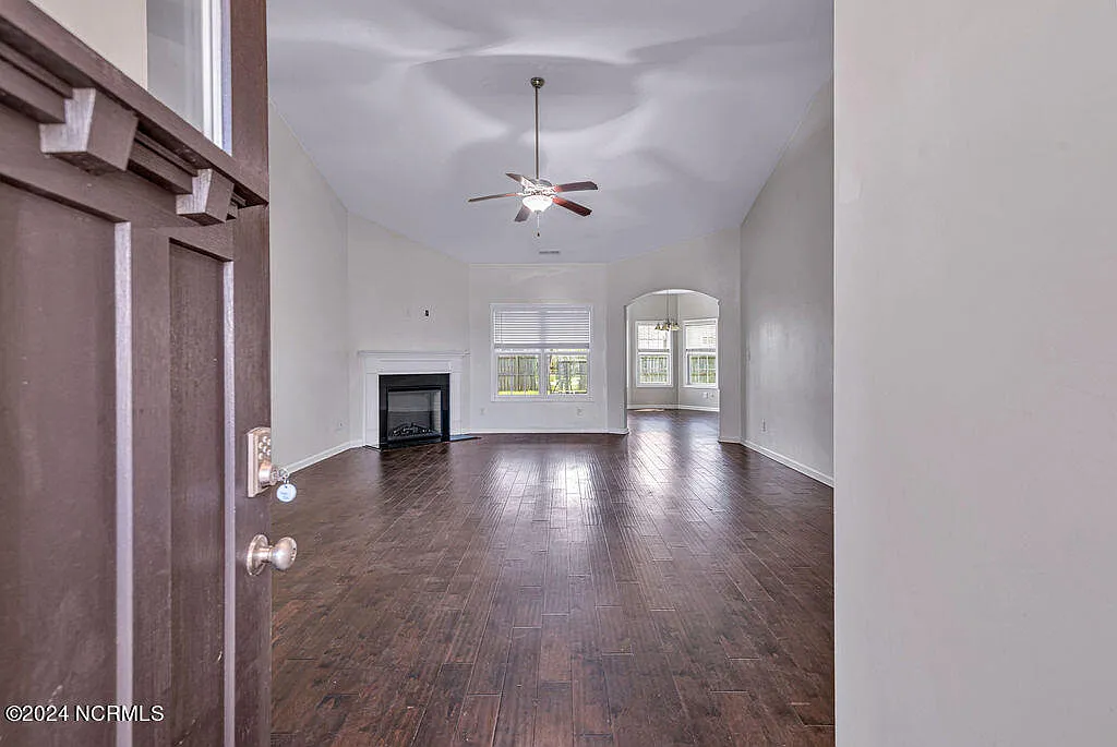 3 bed, 2.0 bath, 1920 sqft, $2,200 — Photo 3