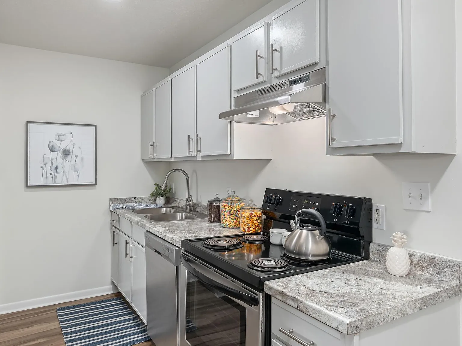 The Columns Apartments — Photo 4