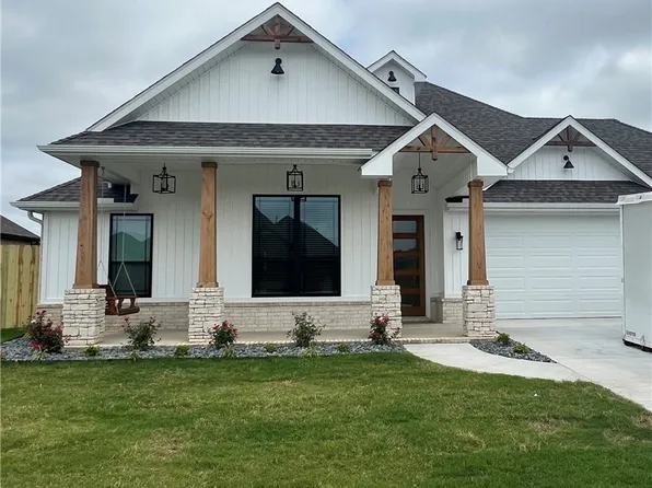 1800 Gaines St, Pea Ridge, AR 72751