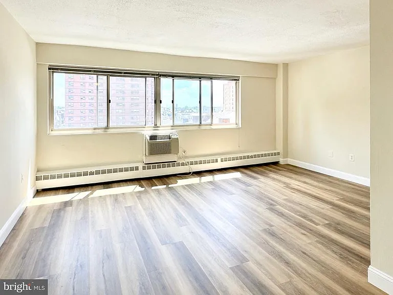2101-17 Chestnut St #809 — Photo 2
