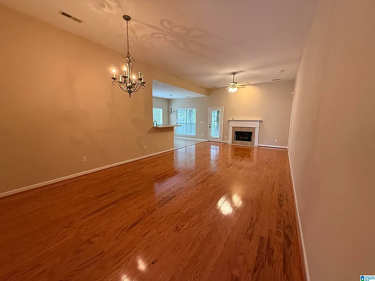 1009 Castlemaine Way — Photo 2
