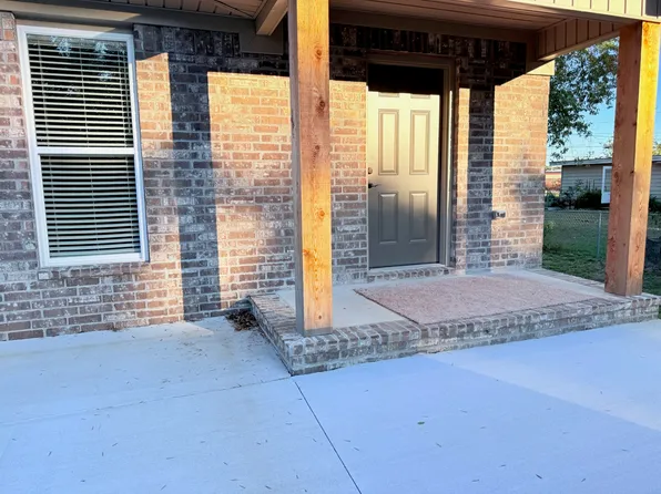 426 S Center St #B, Conway, AR 72034