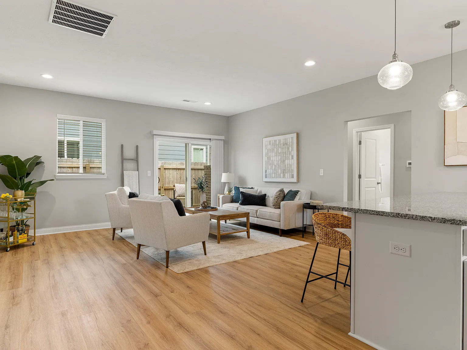 2 bed, 2.0 bath, 1000 sqft, $1,999 — Photo 4