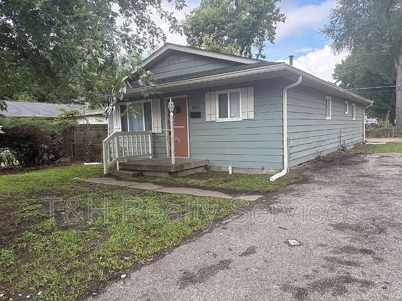 4 bed, 1.0 bath, 1200 sqft, $1,300 — Photo 2
