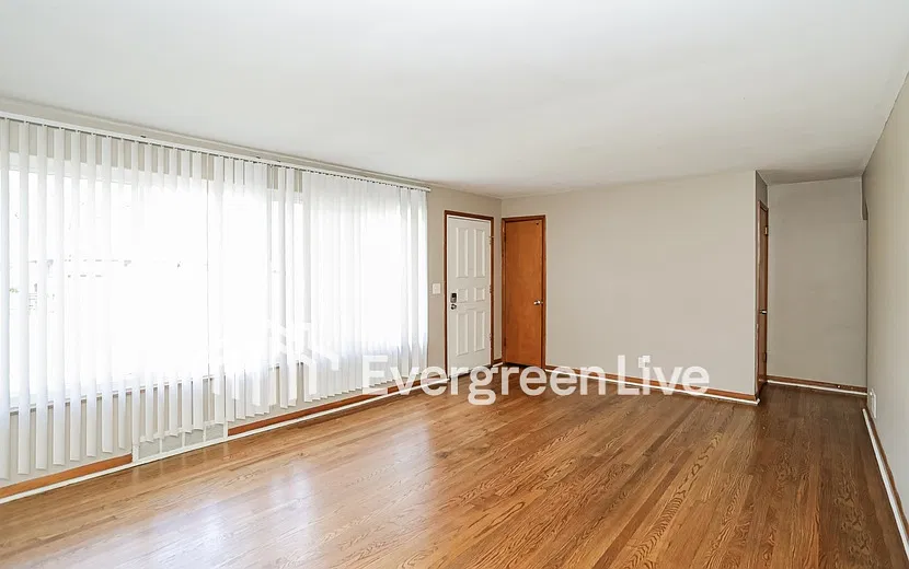 3 bed, 1.0 bath, 1113 sqft, $1,595 — Photo 3