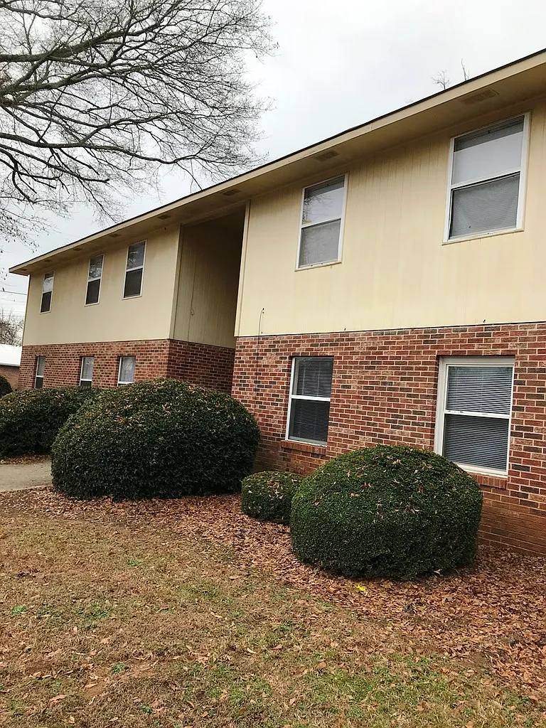 2 bed, 1.0 bath, $900 — Photo 1