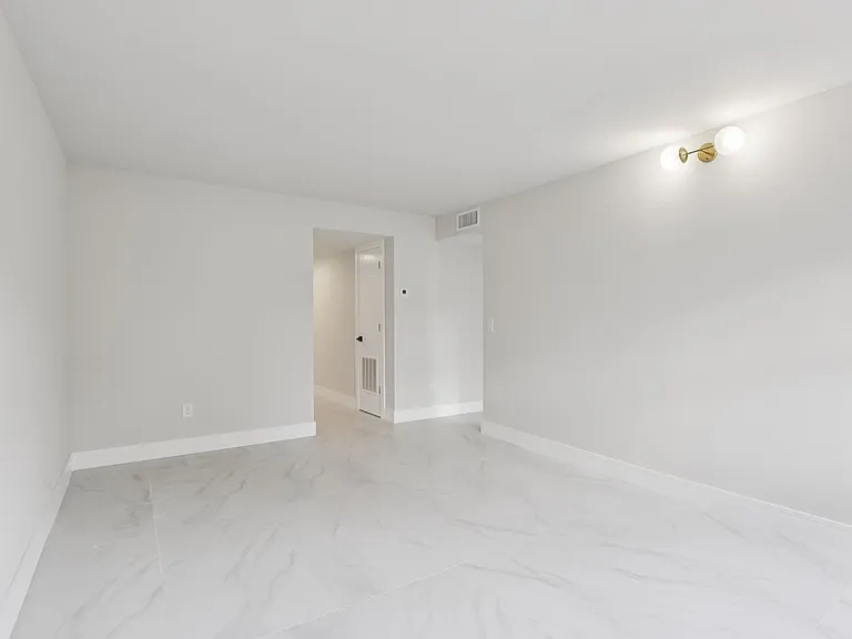 The Oaks Apartments — Photo 59